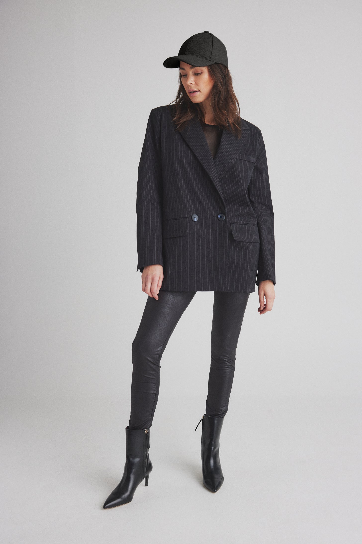 LUXZUZ // ONE TWO Boeline Jacket Jacket 899 Anthracite