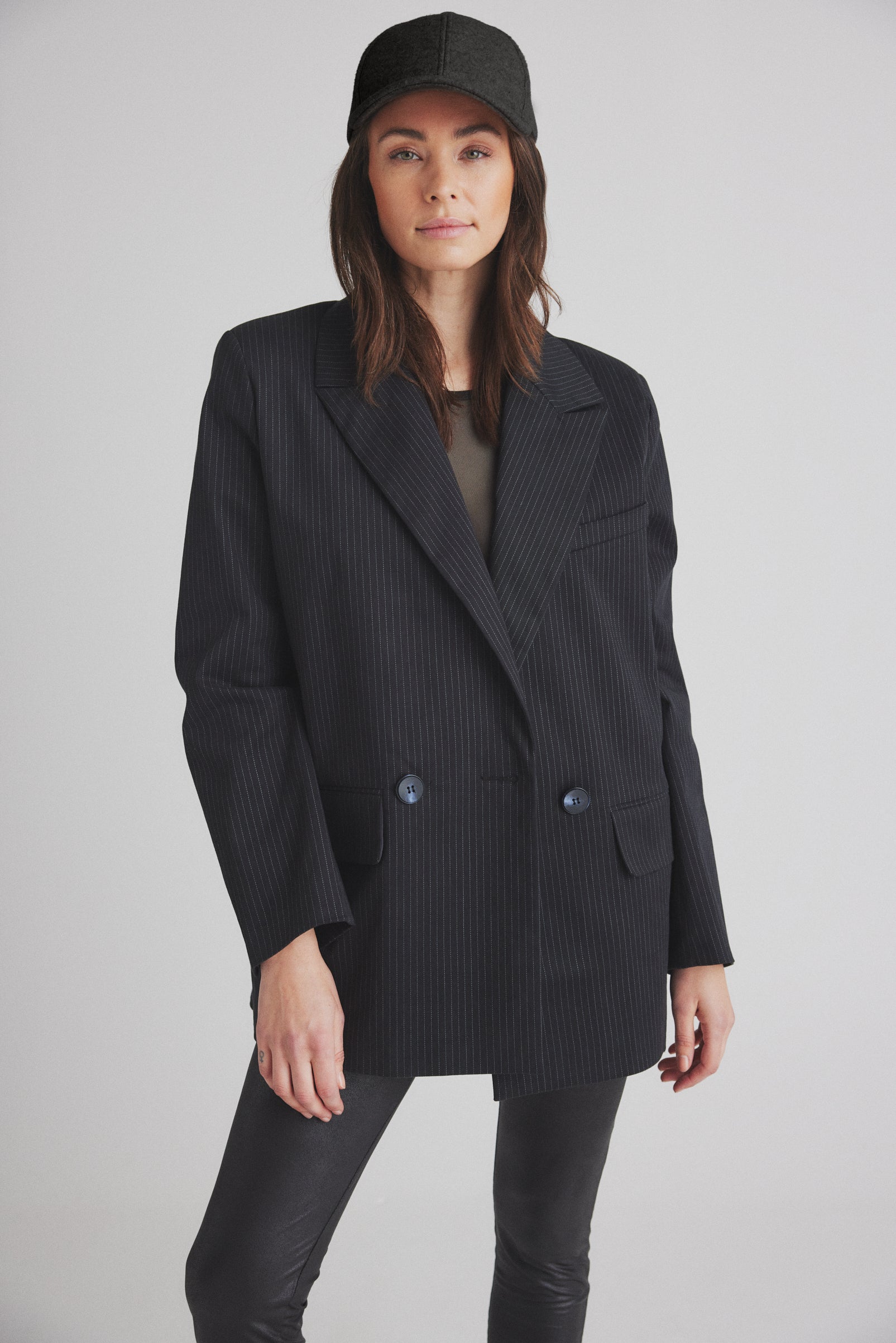 LUXZUZ // ONE TWO Boeline Jacket Jacket 899 Anthracite