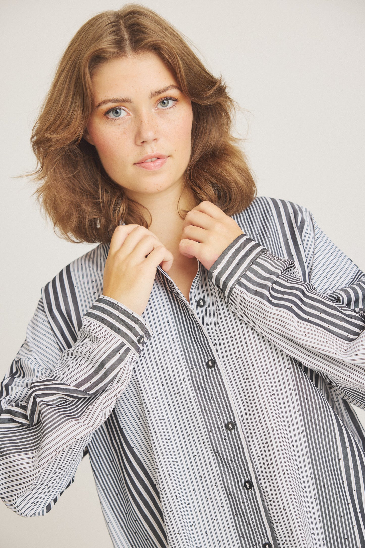 LUXZUZ // ONE TWO Gertia Shirt Shirt 888 Phantom