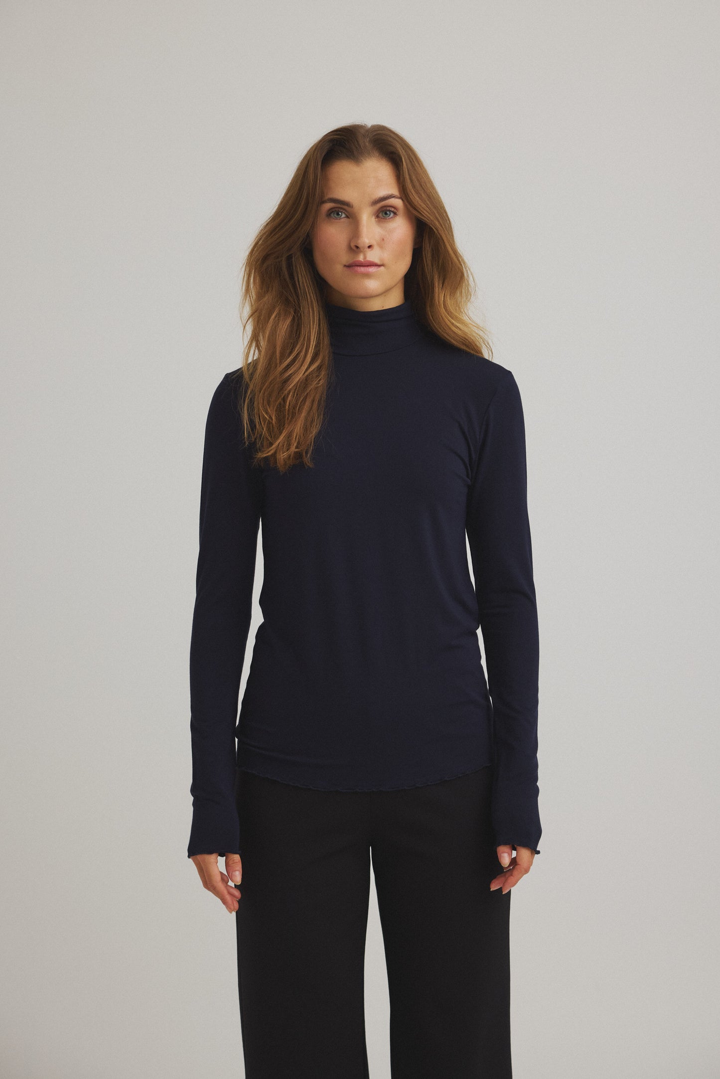 LUXZUZ // ONE TWO Jachio Bamboo Rollneck T-Shirt 577 Night Blue