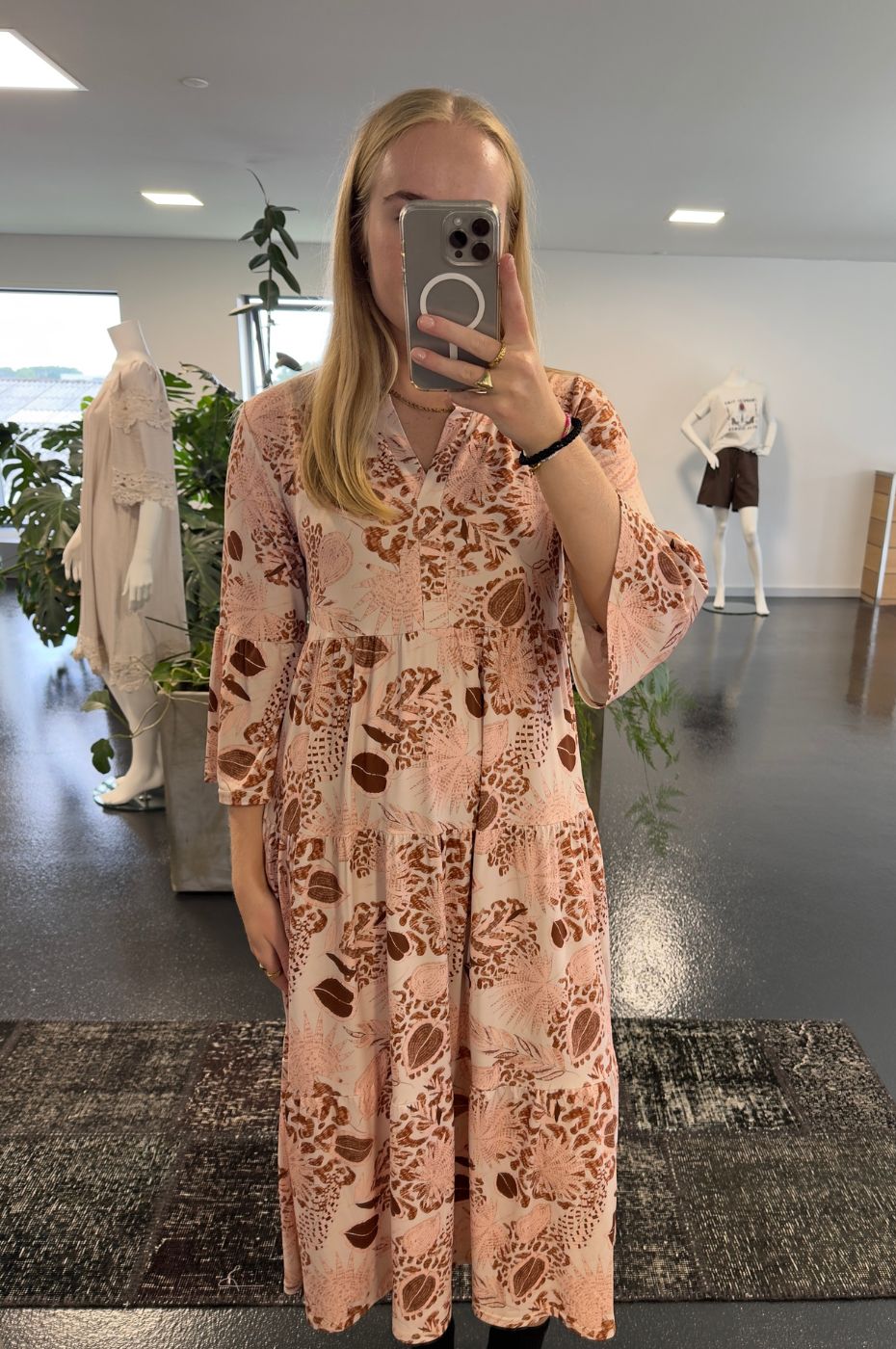 LUXZUZ // ONE TWO Larisasa Dress Dress 712 Sandshell