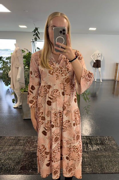 LUXZUZ // ONE TWO Larisasa Dress Dress 712 Sandshell