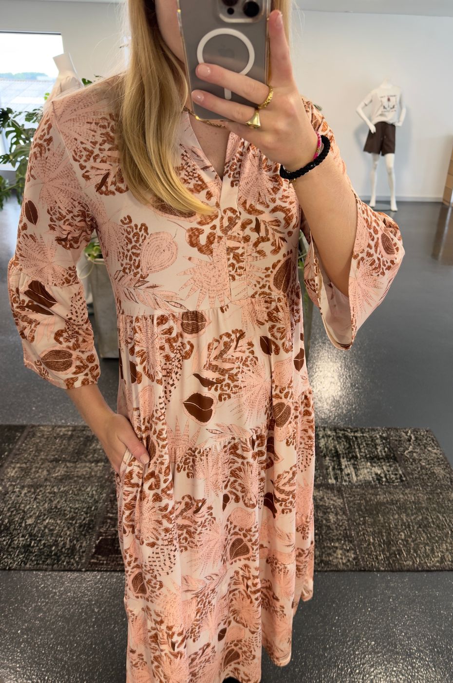 LUXZUZ // ONE TWO Larisasa Dress Dress 712 Sandshell