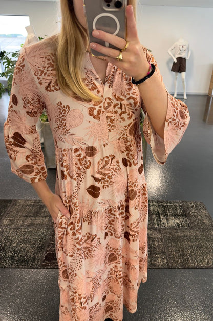 LUXZUZ // ONE TWO Larisasa Dress Dress 712 Sandshell