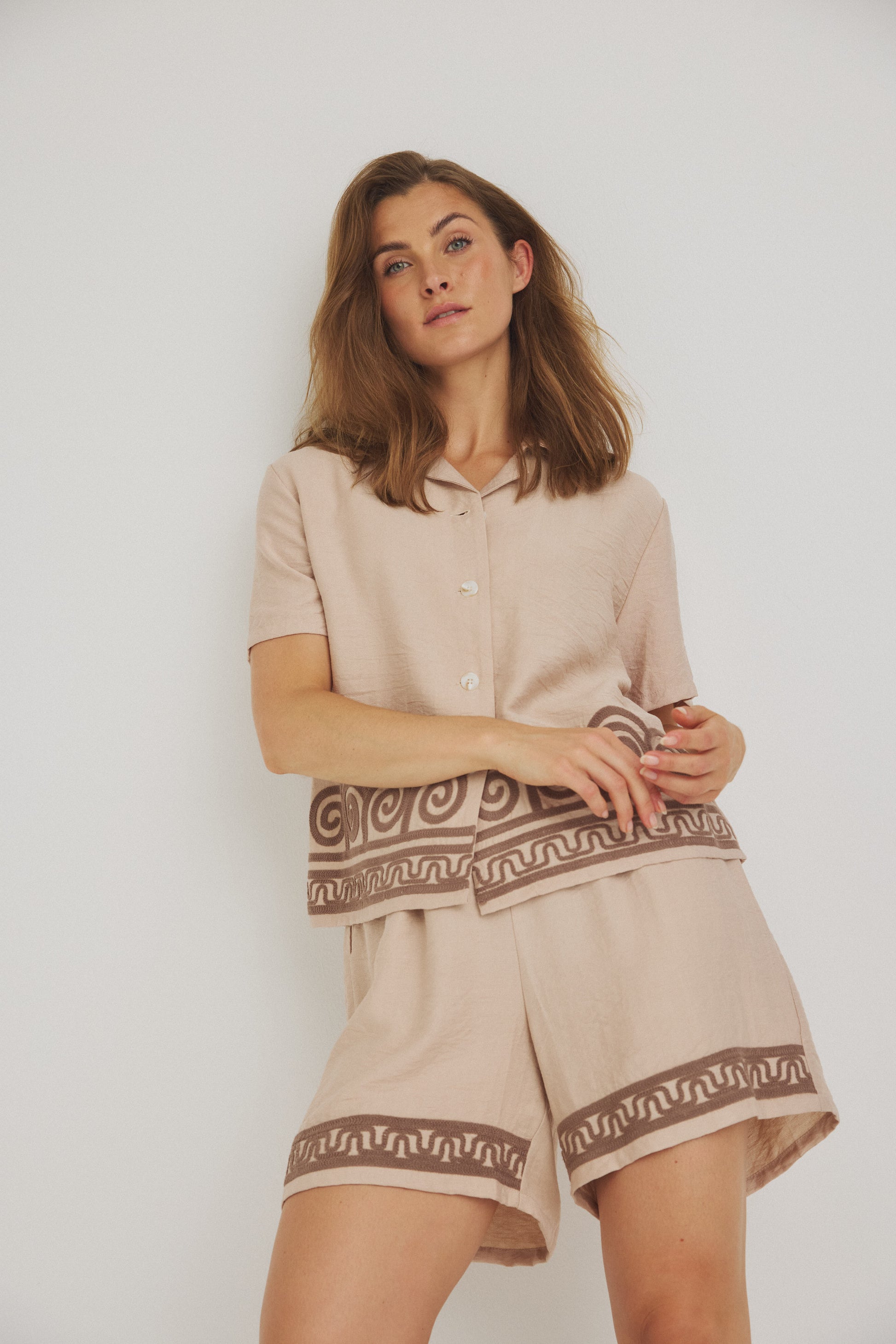 LUXZUZ // ONE TWO Valeria Shorts Shorts Taupe 7012