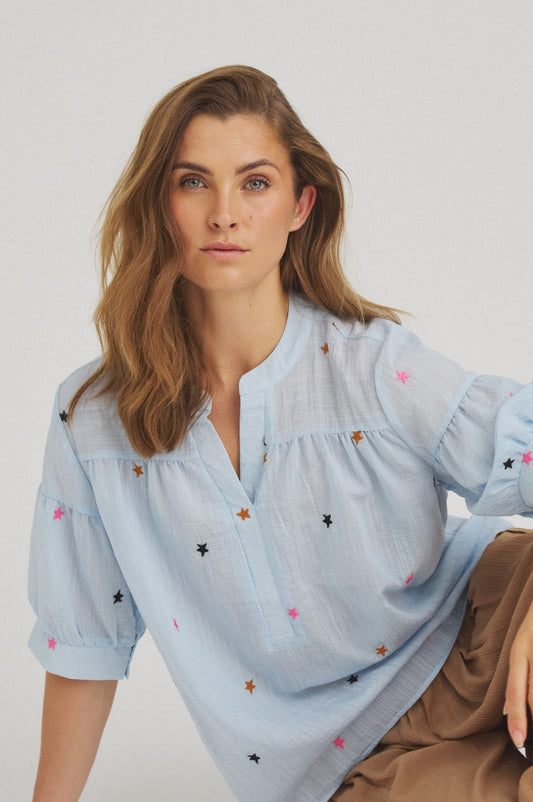 LUXZUZ // ONE TWO Vibse Blouse Blouse Light Blue 5010