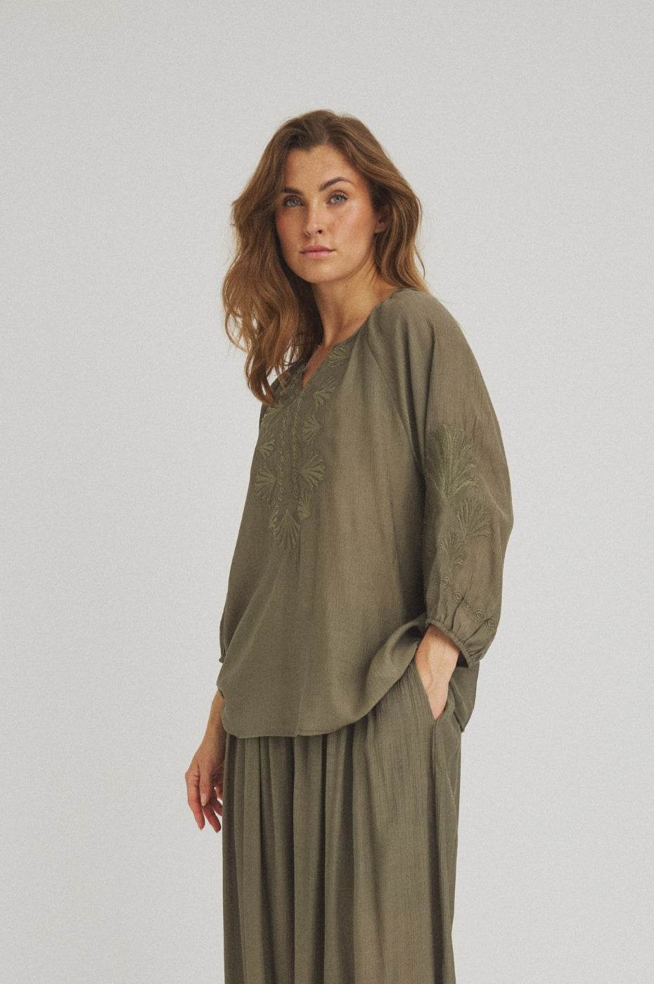 LUXZUZ // ONE TWO Vicky Blouse Blouse Army Green 6330